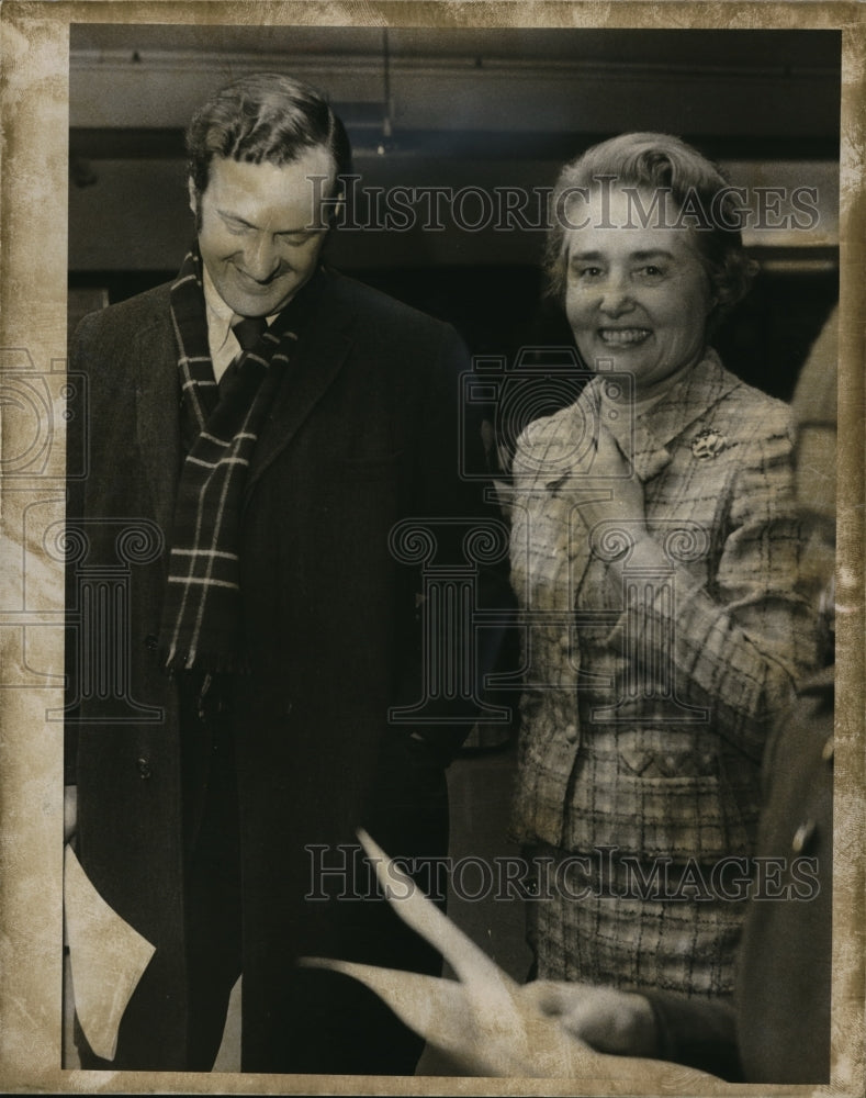 1974 Press Photo Paul H. Oppmann with Mrs. Everett Ware Smith - cva43208 - Historic Images