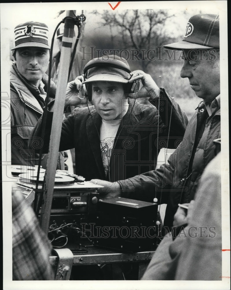 1979 Press Photo Paul Simon with Jerry Jost, the soundman - cva43258 - Historic Images