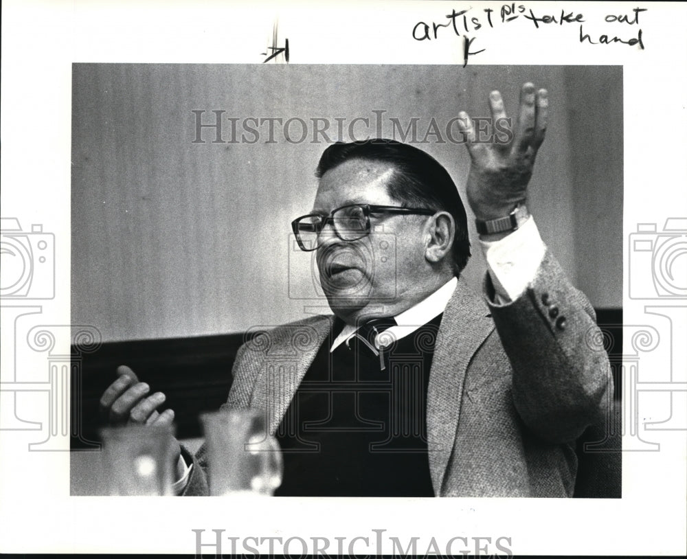 1986 Press Photo Paul Swiz of Drug Mart during their meeting - Historic Images