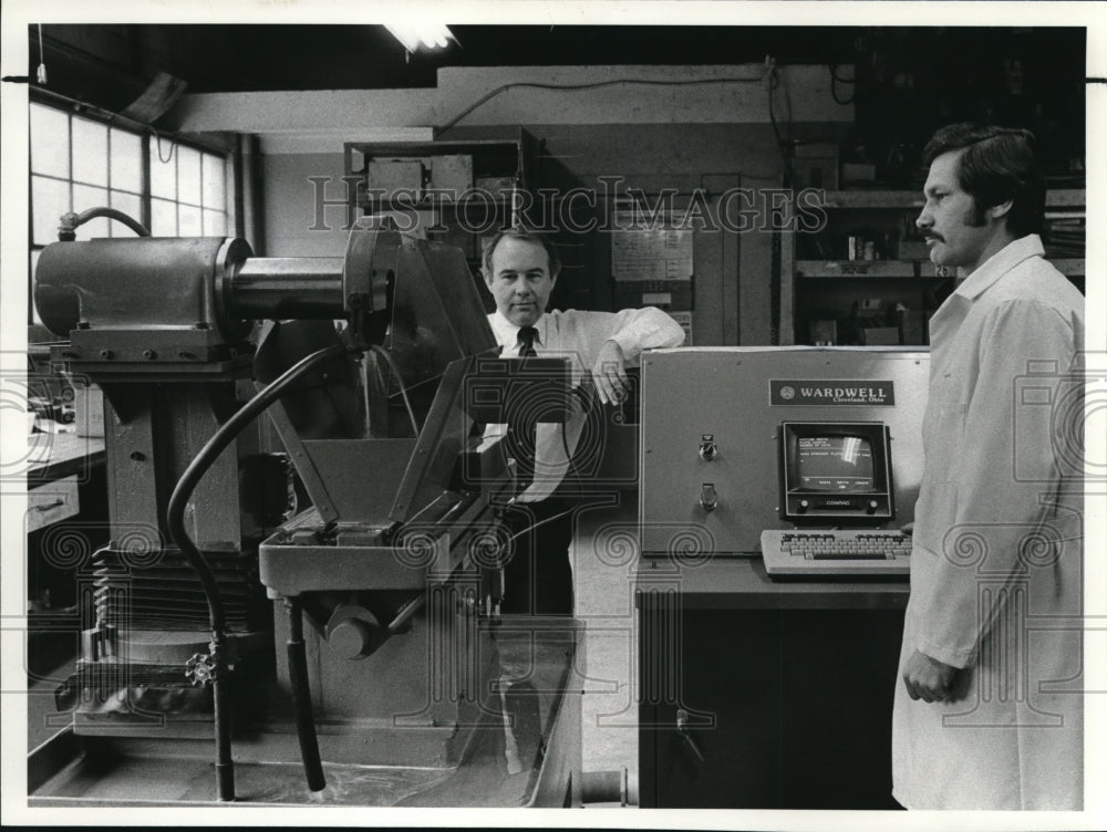 1983 Press Photo Gerald A. Szuter w/ company president William C Lauter watching - Historic Images