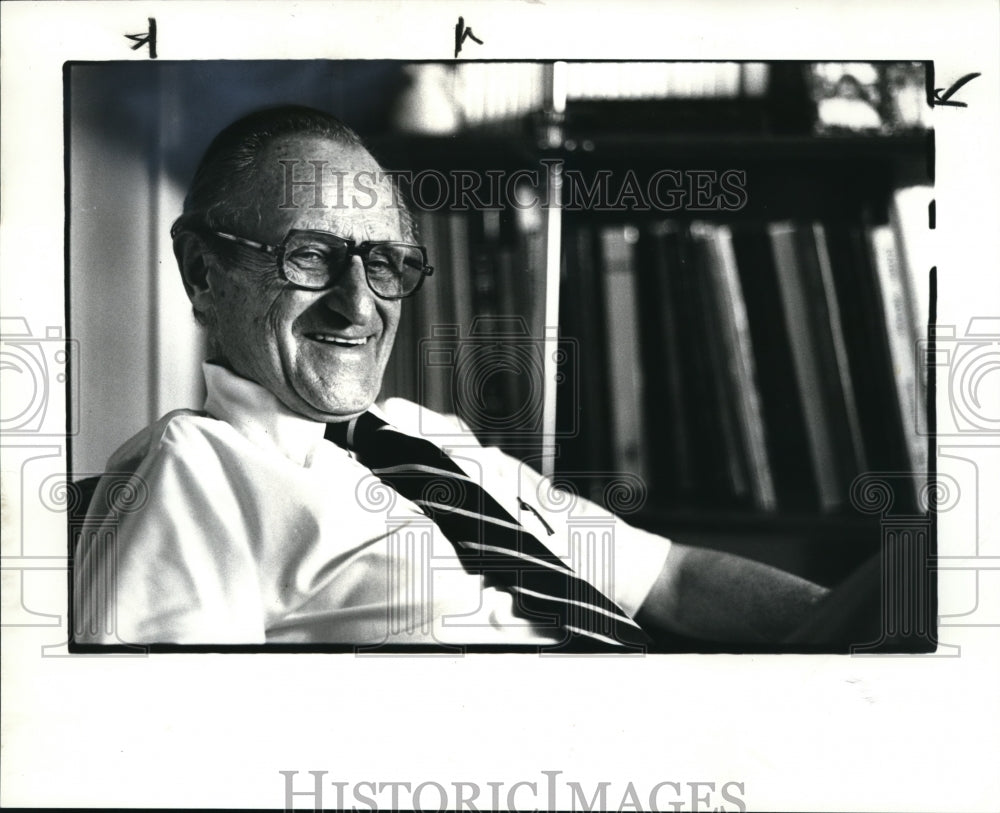 1982 Press Photo Saul Stillman at his home in Beachwood - Historic Images