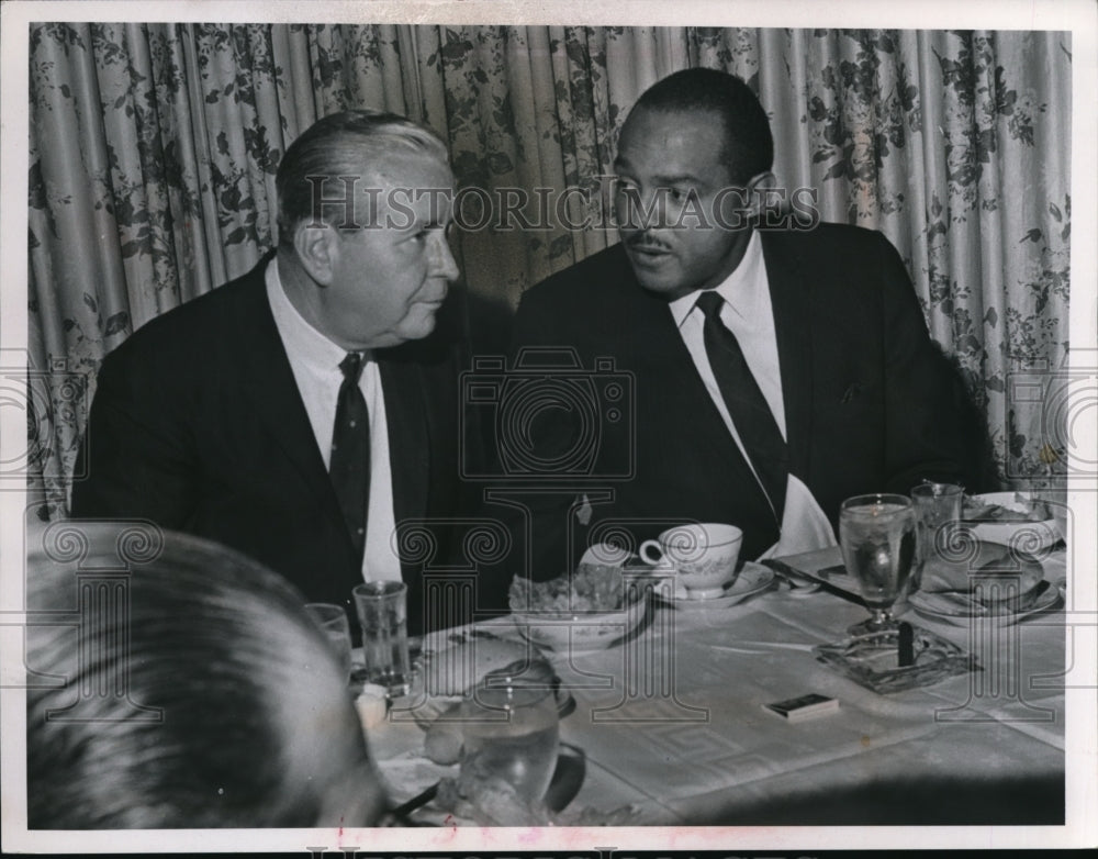 1967 Press Photo Gov James O Rhodes with Mayor Carl B Stokes at lunch - Historic Images