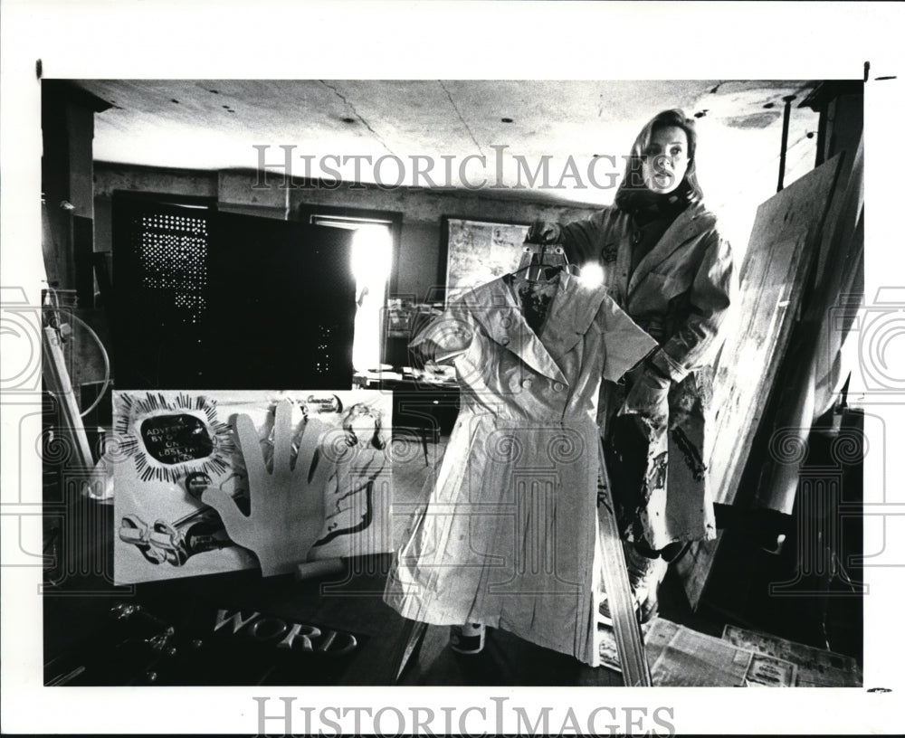 1988 Press Photo Marcia Stuermer talks about up coming show at Spaces - Historic Images