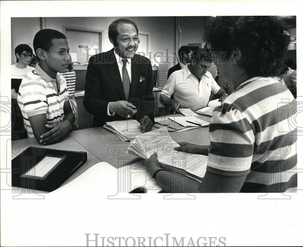 1983 Press Photo Carl Stokes files for Municipal County wuth son Cordell - Historic Images