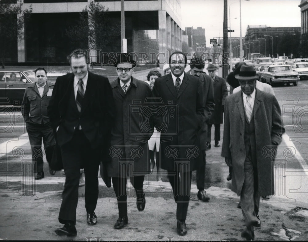 1971 Mayor Carl B Stokes with Joseph Manannon, Richard Murray - Historic Images