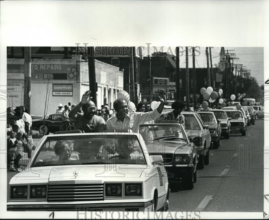 1986 Press Photo Lou and Carl Stokes in 21st district Labor day parade - Historic Images