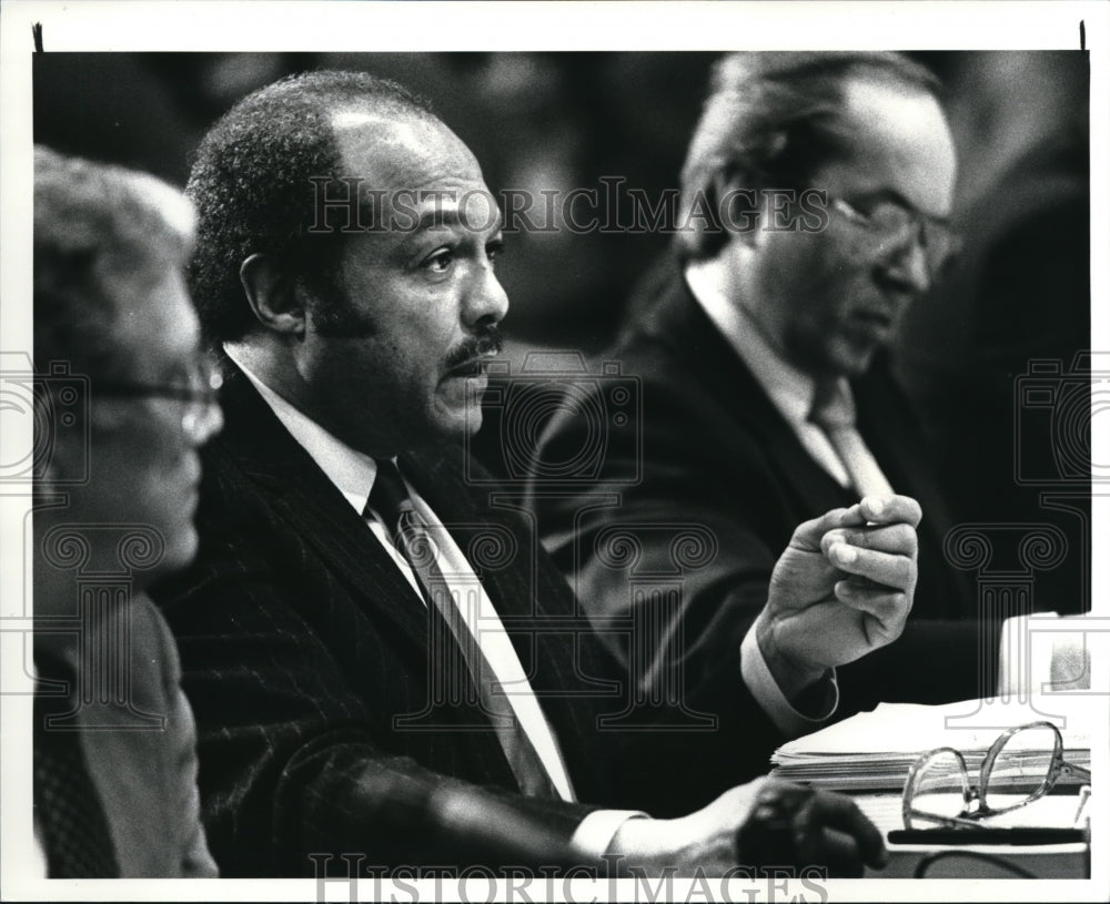 1985 Press Photo Judge Carl Stokes speaks to Council President George Forbes - Historic Images