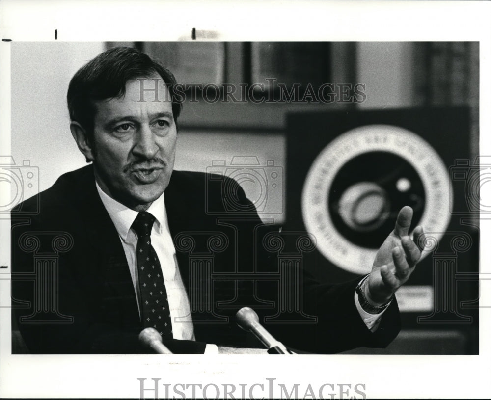 1988 Press Photo Andrew J. Stofan, Former director of NASA - Historic Images