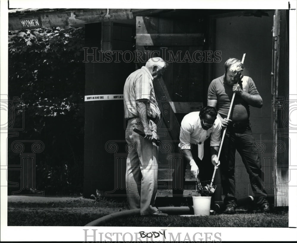 1990 Press Photo Coroner Robert Thomas, asst. coroner Calvin Spivey - cva43529 - Historic Images