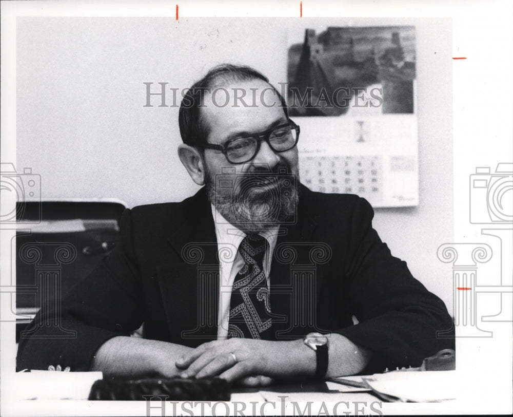 1977 Press Photo Robert I. Thomas, principal Paul L. Dunbar School - Historic Images