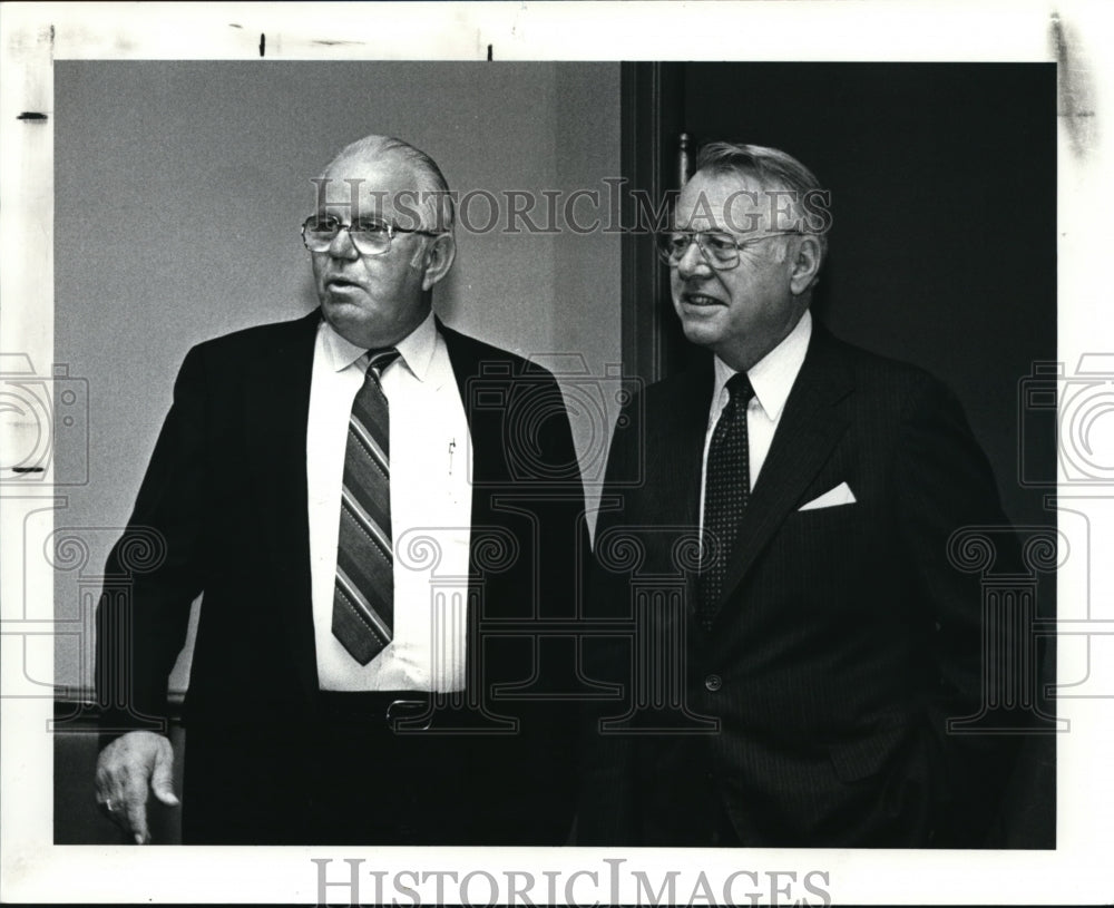 1986 Press Photo URW President Milan Stone &amp; Goodwear Chairman Robert E Mercer - Historic Images