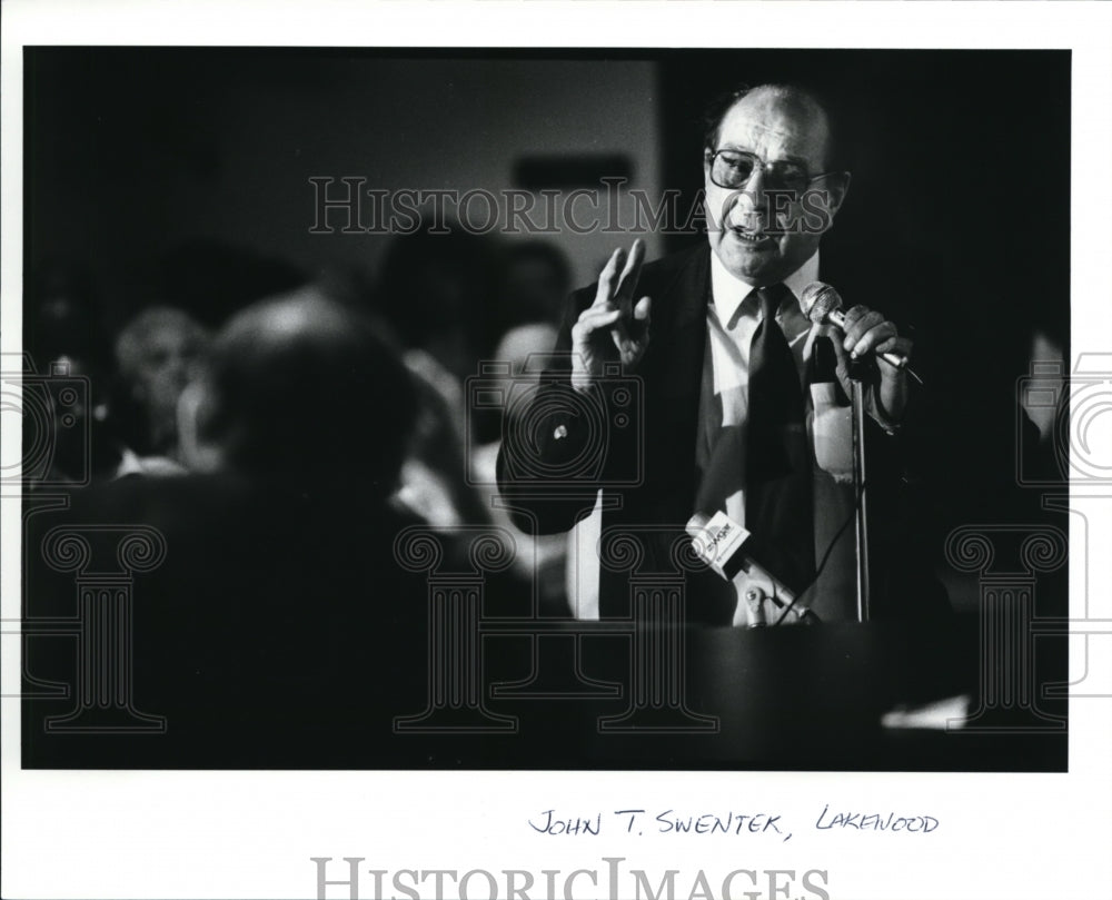 1988 Press Photo John T. Swentek of Lakewood at hearing on insurance rates - Historic Images
