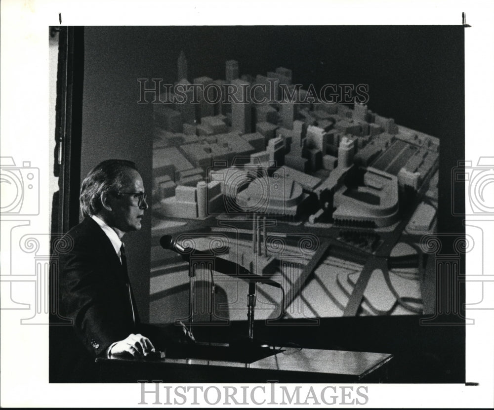 1991 Press Photo Designer Joe Spear shows projected version of the Gateway Proj.-Historic Images