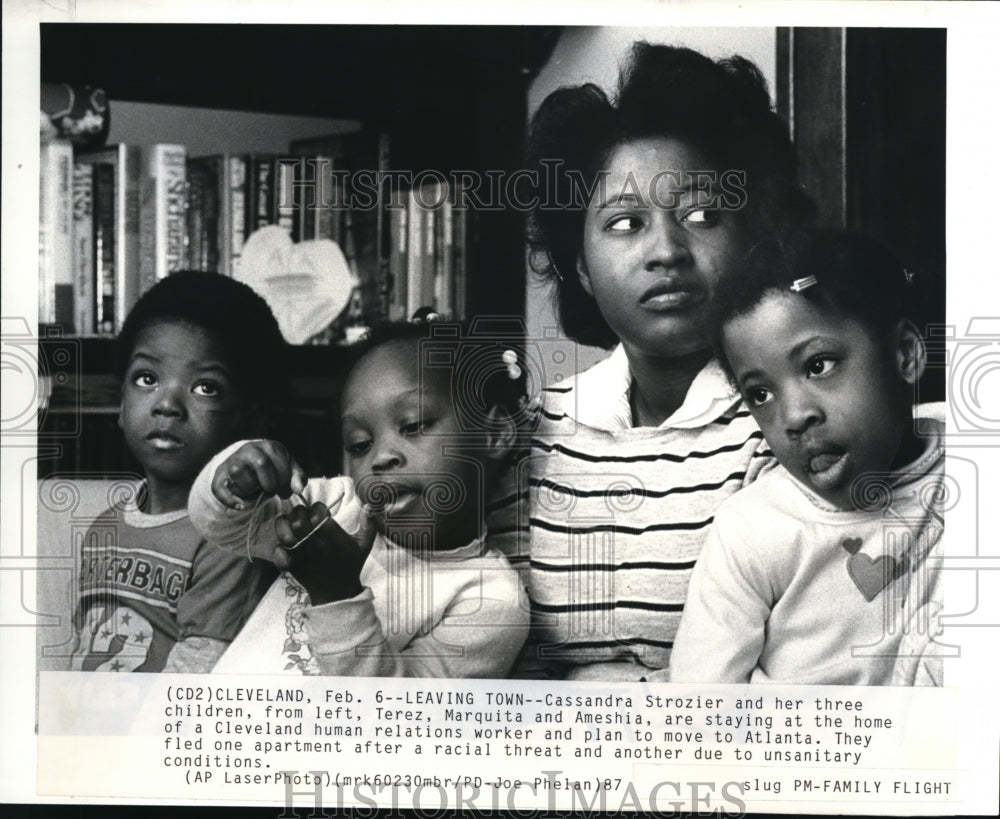 1987 Press Photo Cassandra Strozier &amp; children Terez, Marquita and Ameshia, - Historic Images