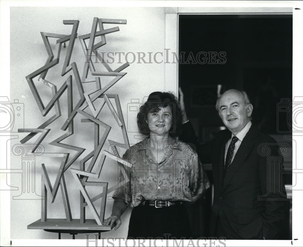 1989 Press Photo Diane and Arthur Stupay stand next to a sculpture - Historic Images