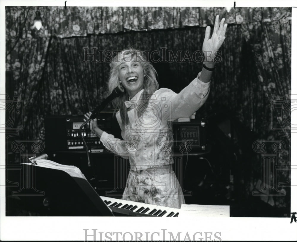 1989 Press Photo Bo Sullivan at Aunt Teaks & Uncle Junks party - cva43 ...