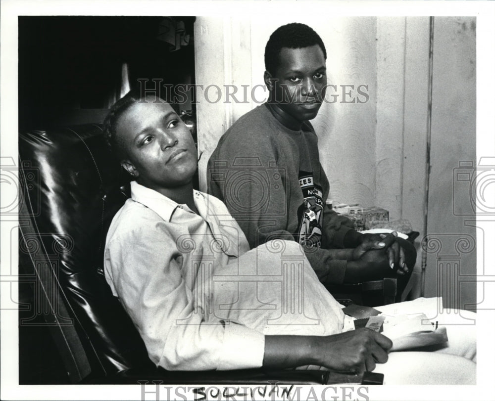 1987 Press Photo Billie Jean Sullivan &amp; her son Rondell, 14 talk about Kiada, 12 - Historic Images