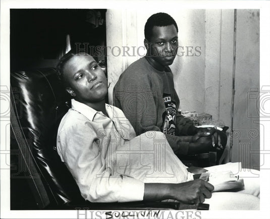 1987 Press Photo Billie Jean Sullivan & her son Rondell, 14 talk about Kiada, 12 - Historic Images