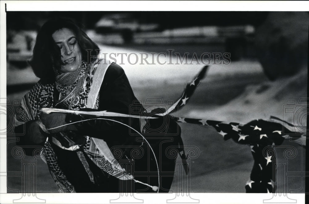 1990 Press Photo Debra Sweet supporter of Cheryl Lessin conducting a rally - Historic Images