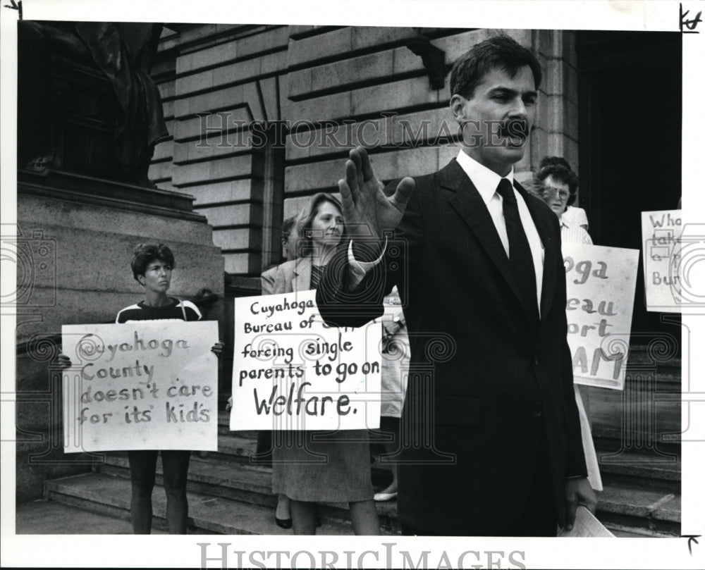 1990 Press Photo John T Seeney, Candidate for Cuyahoga County Commissioner - Historic Images