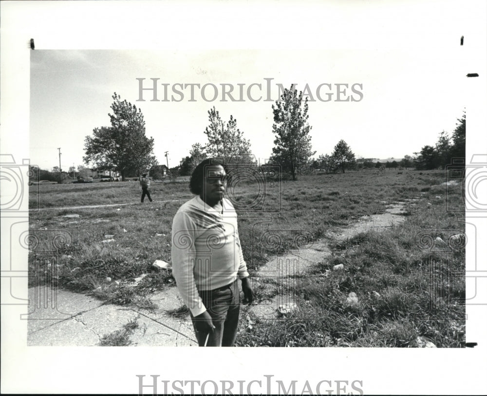 1982 Press Photo Preston H Terry at E33rd and Central Avenue for new housing - Historic Images