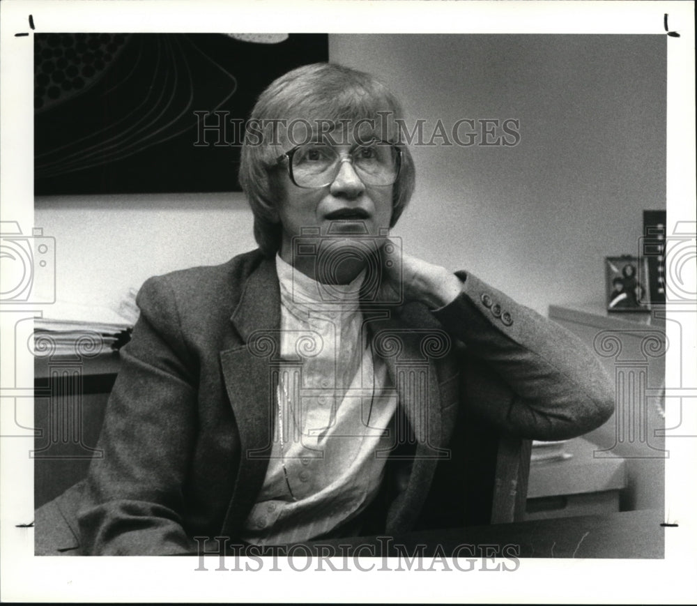 1984 Press Photo Mrs. Lorraine Szabo, chemist, artist &amp; Shio administrator - Historic Images