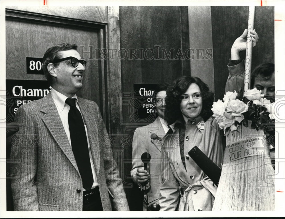 1980 Press Photo Judy Smith Presents Broom Award to Worst Boss of Year - Historic Images