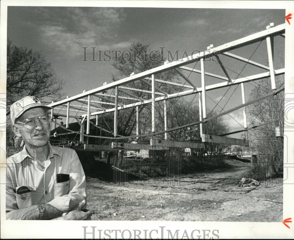 1981 Press Photo Kenneth Smith and Germantown Covered Bridge Rebuilding - Historic Images