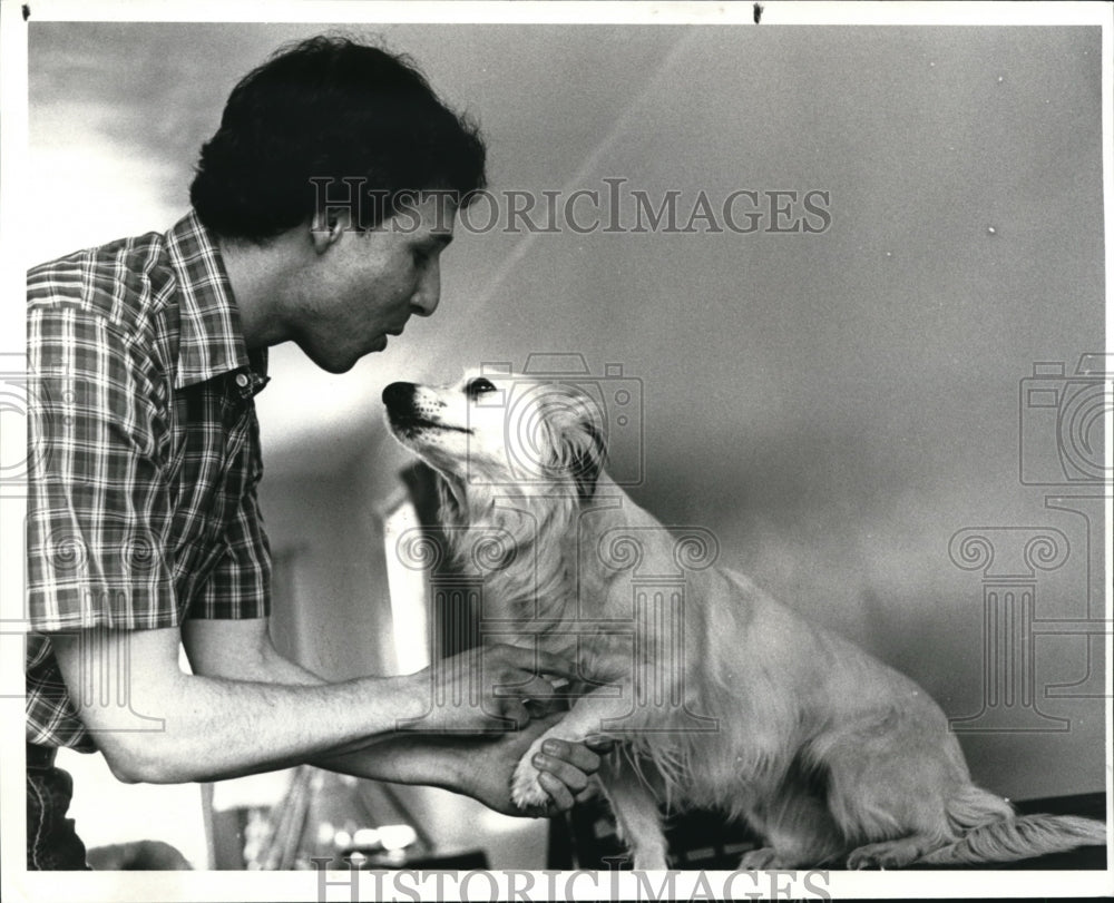 1982 Press Photo Dr Richard Solwitz taking blood from dog test for heart worm - Historic Images