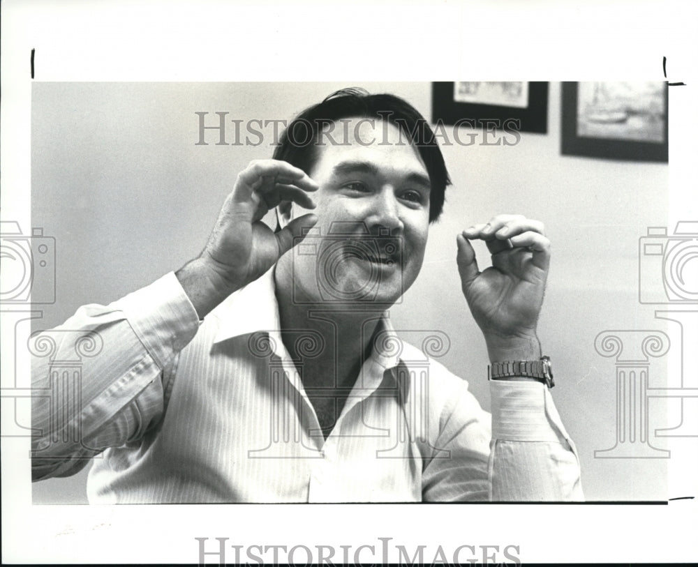 1987 Press Photo Gene Shimandle, published book on practical jokes - Historic Images