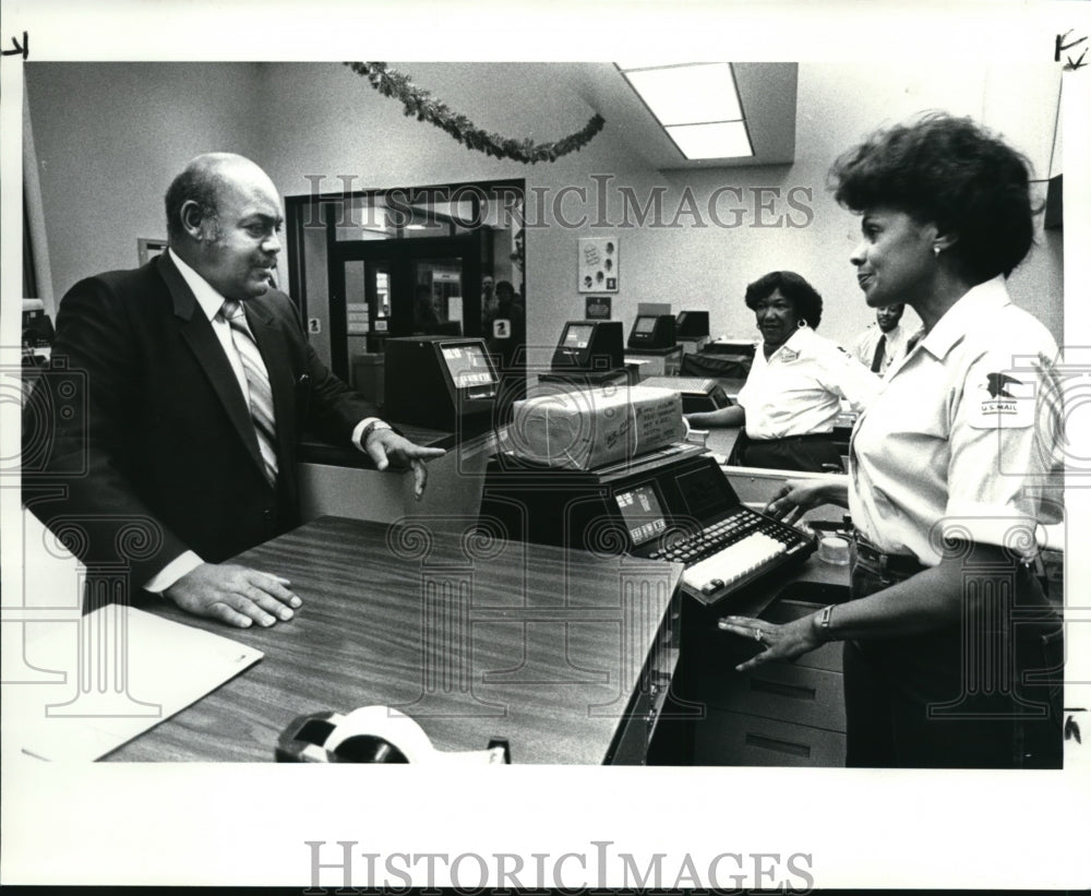 1985 Press Photo Richard A Thompson, Postmaster with worker Helen Patrick - Historic Images