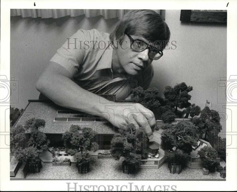 1984 Press Photo John Thompson, Specializes solely in making architectural model - Historic Images