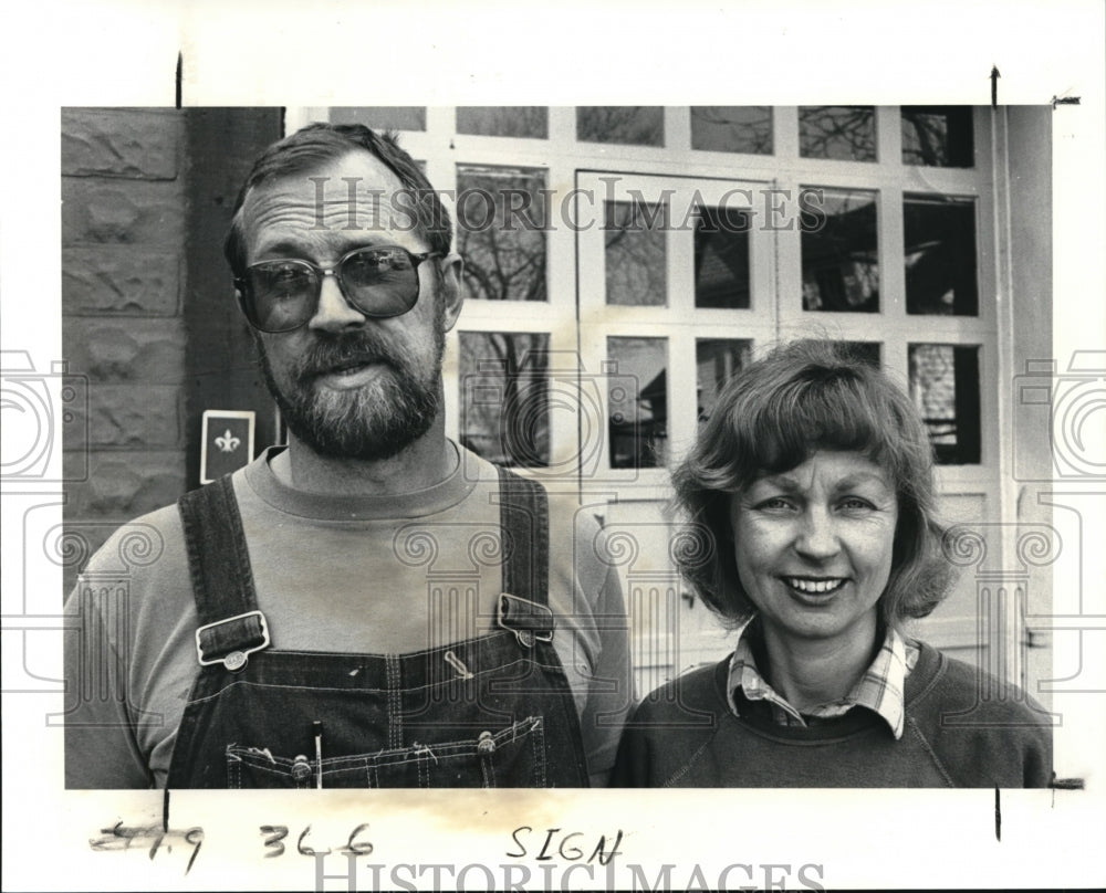 1989 Press Photo Russell &amp; Nancy Sysack sign painters at 4306 Pearl Road - Historic Images