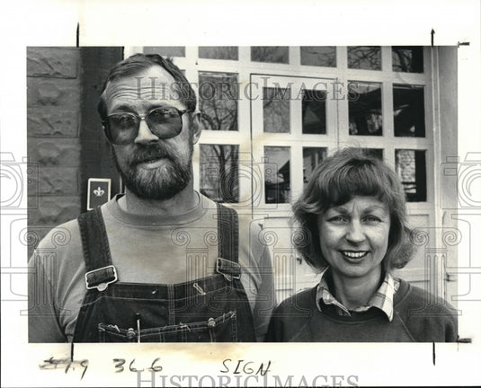 1989 Press Photo Russell & Nancy Sysack sign painters at 4306 Pearl Road - Historic Images