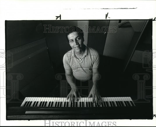 1984 Press Photo Jerry Thomas plays the piano at the Christian Music Center-Historic Images