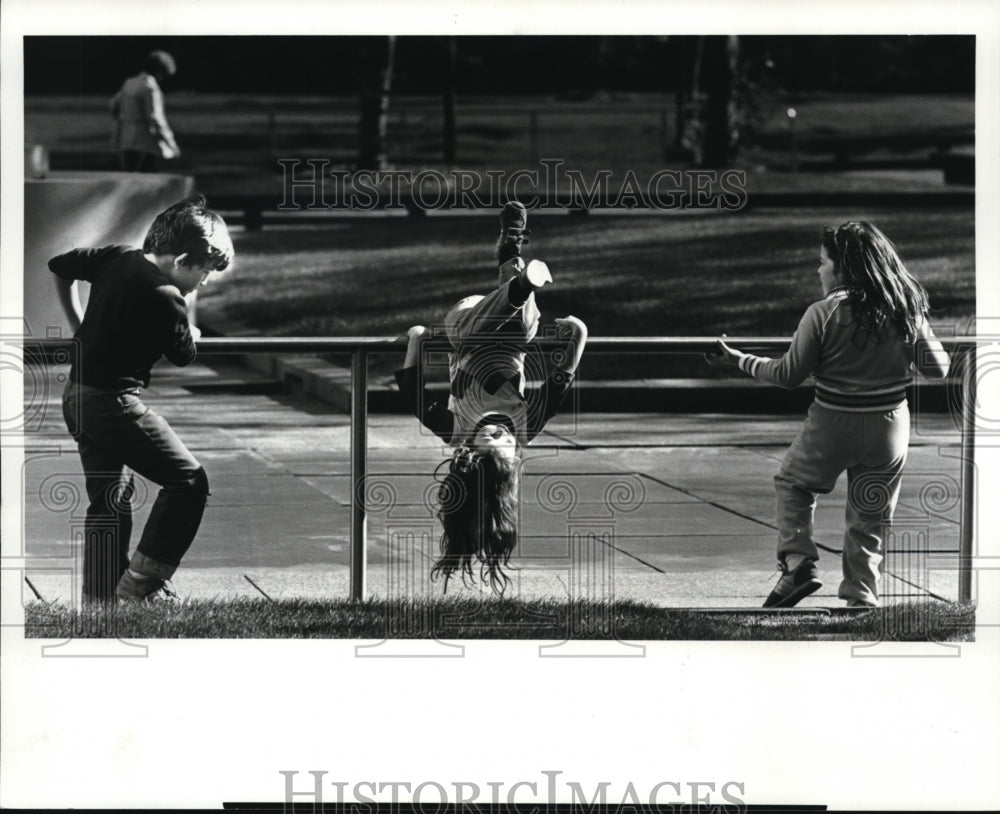 1985 Press Photo Ryan, Nancy &amp; Jenny McDonald outside the Federal Building - Historic Images