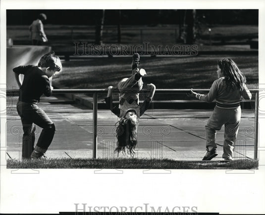1985 Press Photo Ryan, Nancy & Jenny McDonald outside the Federal Building - Historic Images
