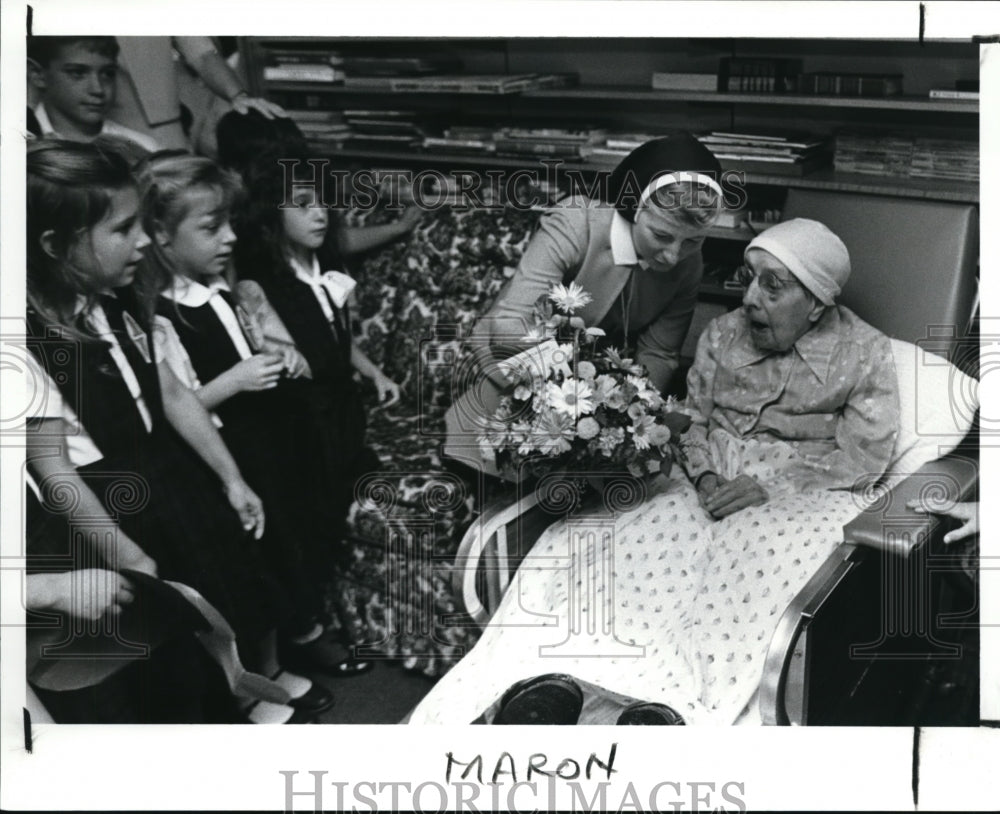 1989 Press Photo Sister Mary Maron celebrate her 100th birthday - Historic Images