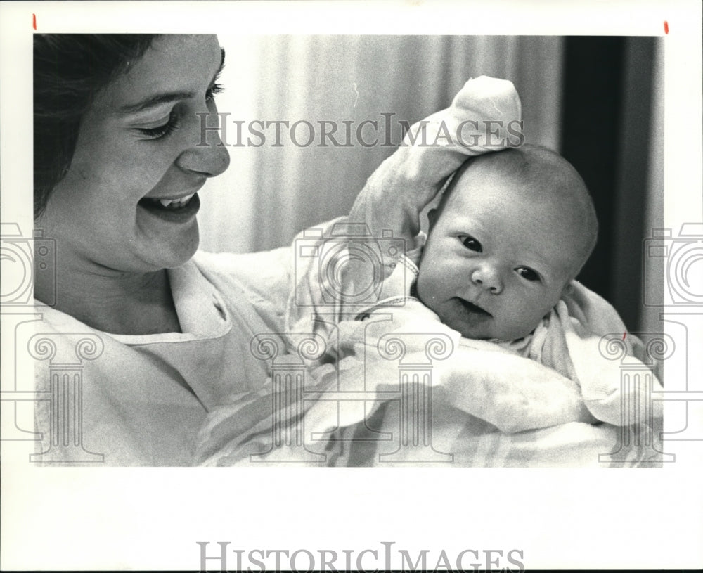 1981 Press Photo Baby abandoned held by nurse Merry Carol Kuk at Hillcrest Hosp - Historic Images