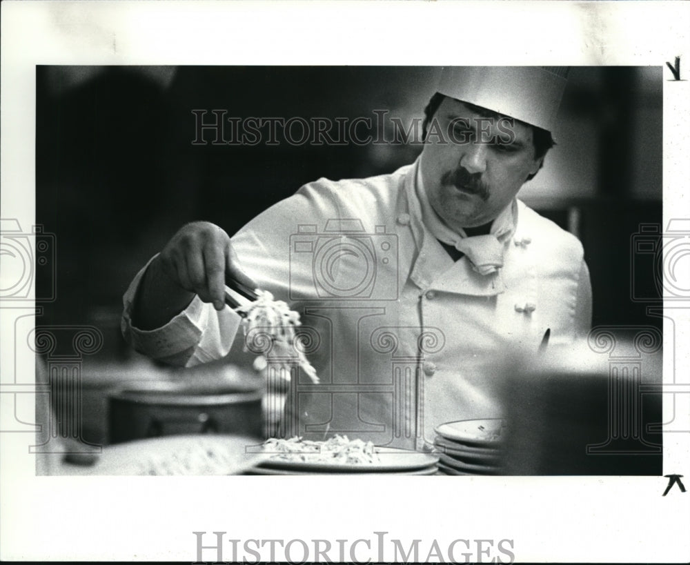 1984 Press Photo Ex Chef plates up the lincheon - Historic Images