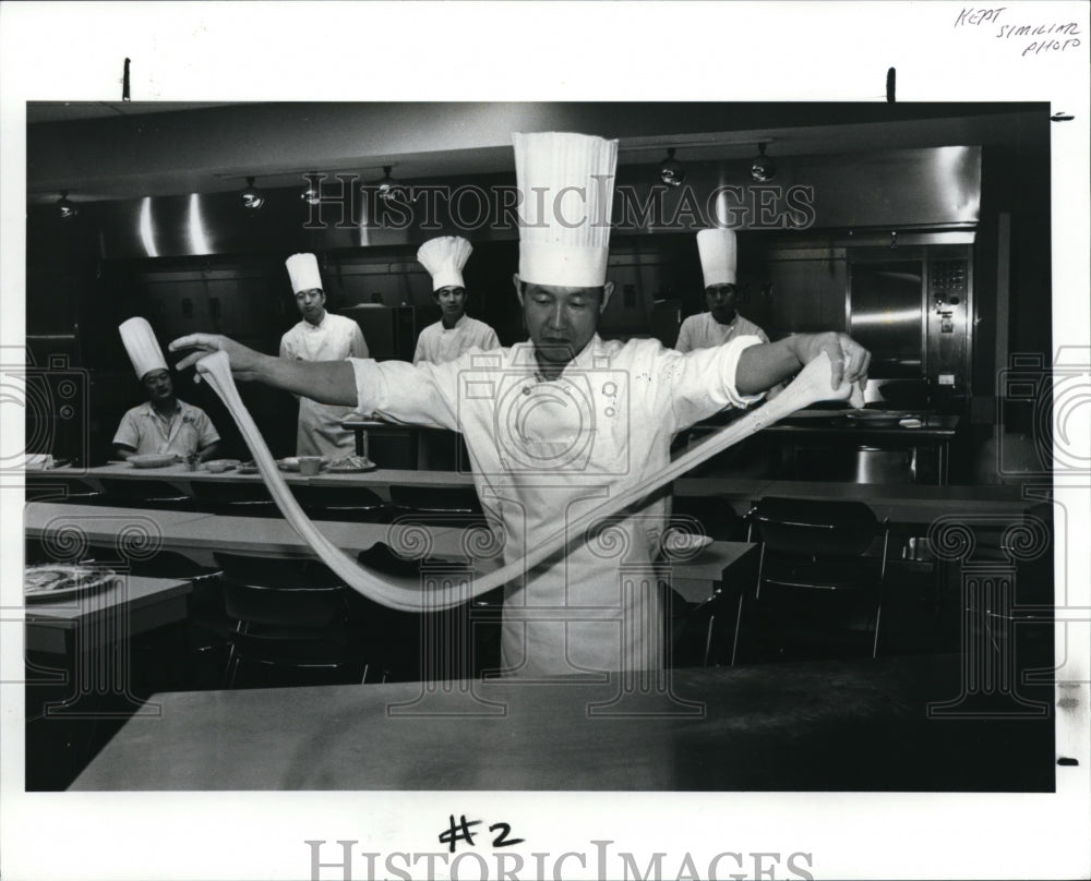 1991 Press Photo Chef Gai Yongbo at Tri-C kitchen with 6 Chinese cooks - Historic Images