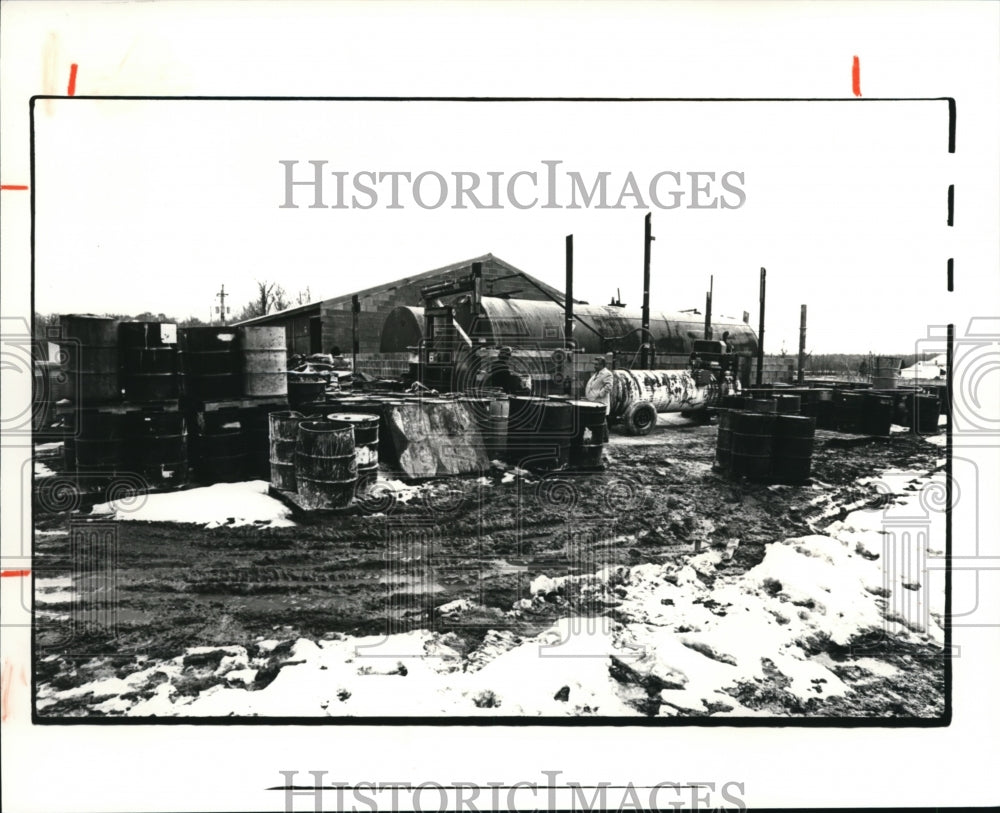 1981 Press Photo Two 20000 gal tanks in rear used to remove contents of battells - Historic Images