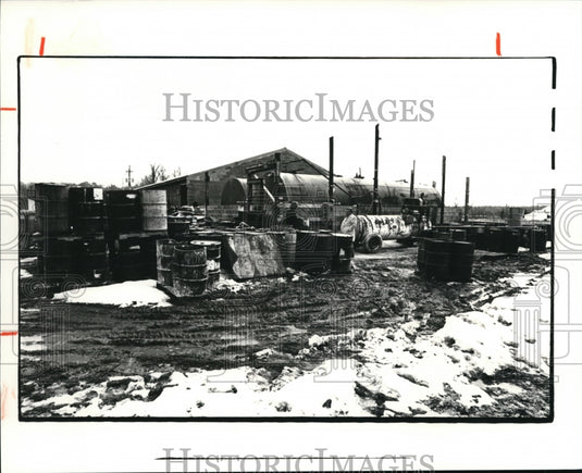 1981 Press Photo Two 20000 gal tanks in rear used to remove contents of battells - Historic Images