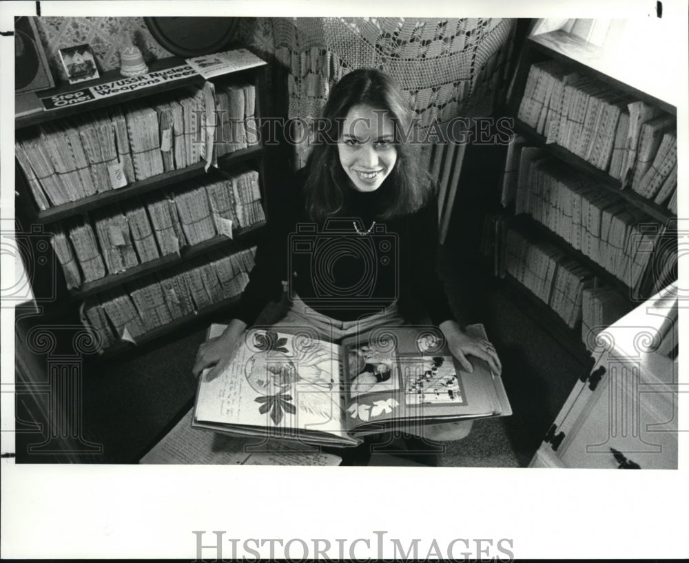 1987 Press Photo Camilla Taylor with letters from all over Soviet Union-Historic Images