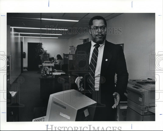 1991 Press Photo Dennis Tatum, Superintendent of Real Estate, Ohio Real Estate D - Historic Images