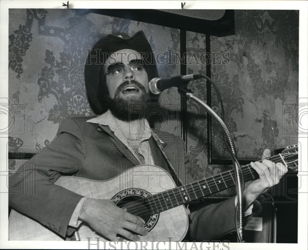 1984 Press Photo Steve Montana &amp; guitar appear in Gazette Lounge Hollenden Hse-Historic Images