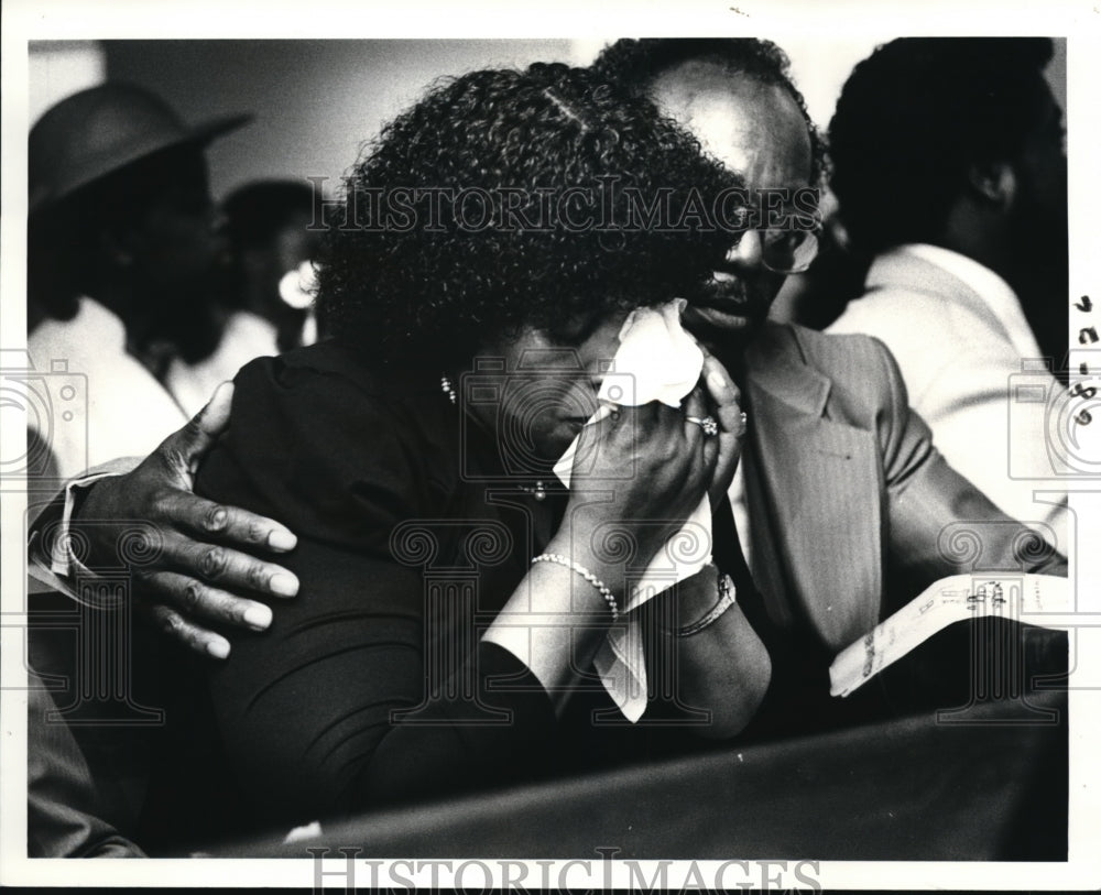 1983 Press Photo Worrie Taylor Comforts Wife Lillie Bell during Easter Services - Historic Images