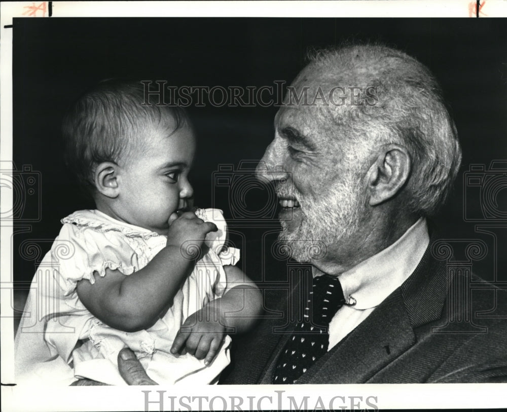 1981 Press Photo Dr Benjamin Spock & Leah, 9mos - Historic Images