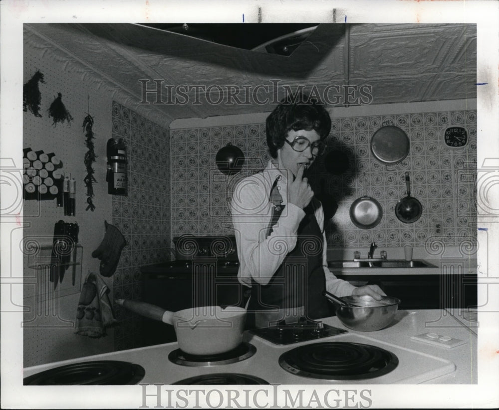 1976 Press Photo Zona Spray in Cooking School in Hudson - Historic Images