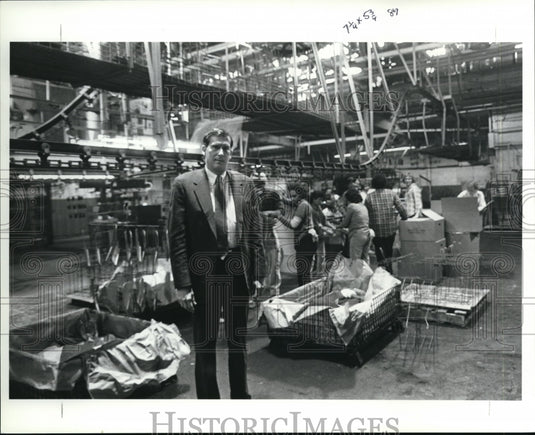1990 Press Photo President of Lemco Industries Paul Springer in the Plant - Historic Images